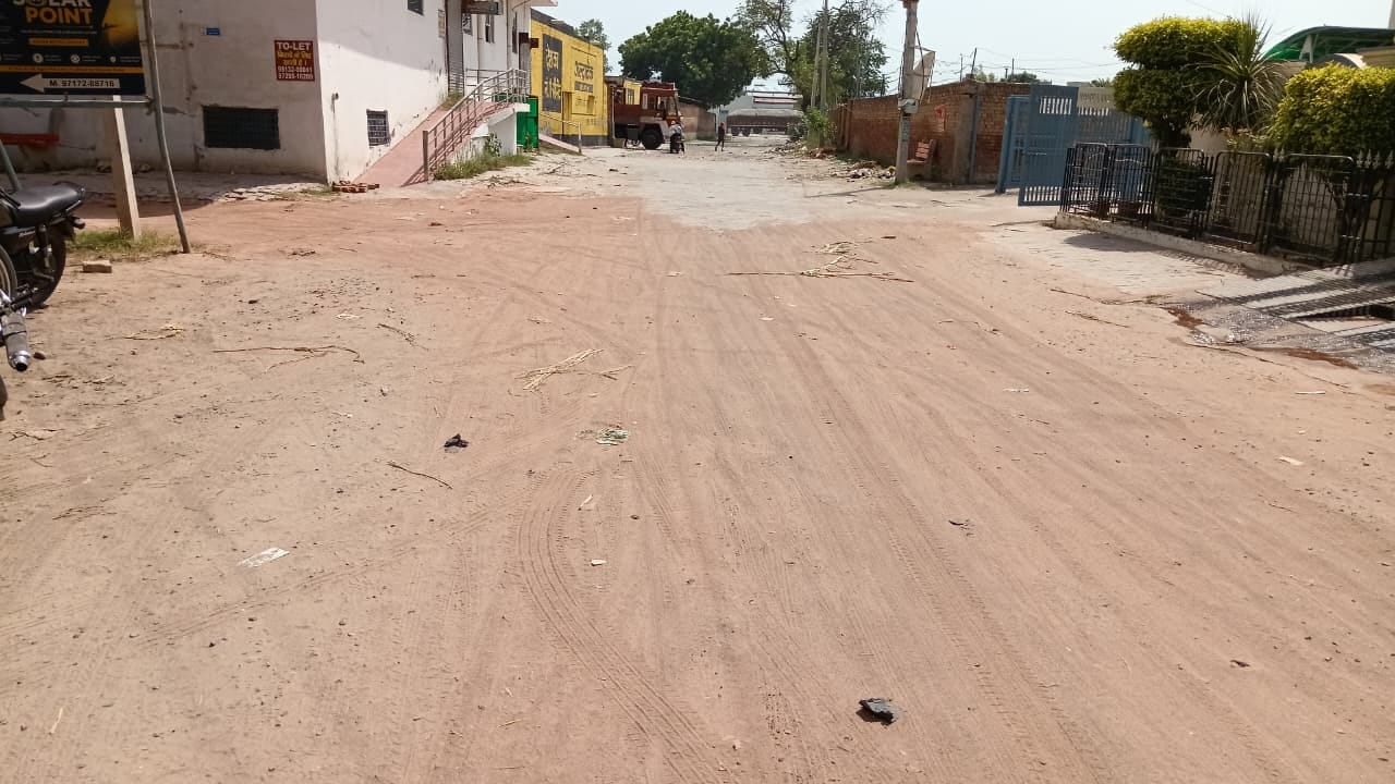 शहर की बत्रा कॉलोनी में जर्जर सड़क से उड़ रही धूल। संवाद शहर की बत्रा कॉलोनी में जर्जर सड़क से उड़ रही धूल। संवाद