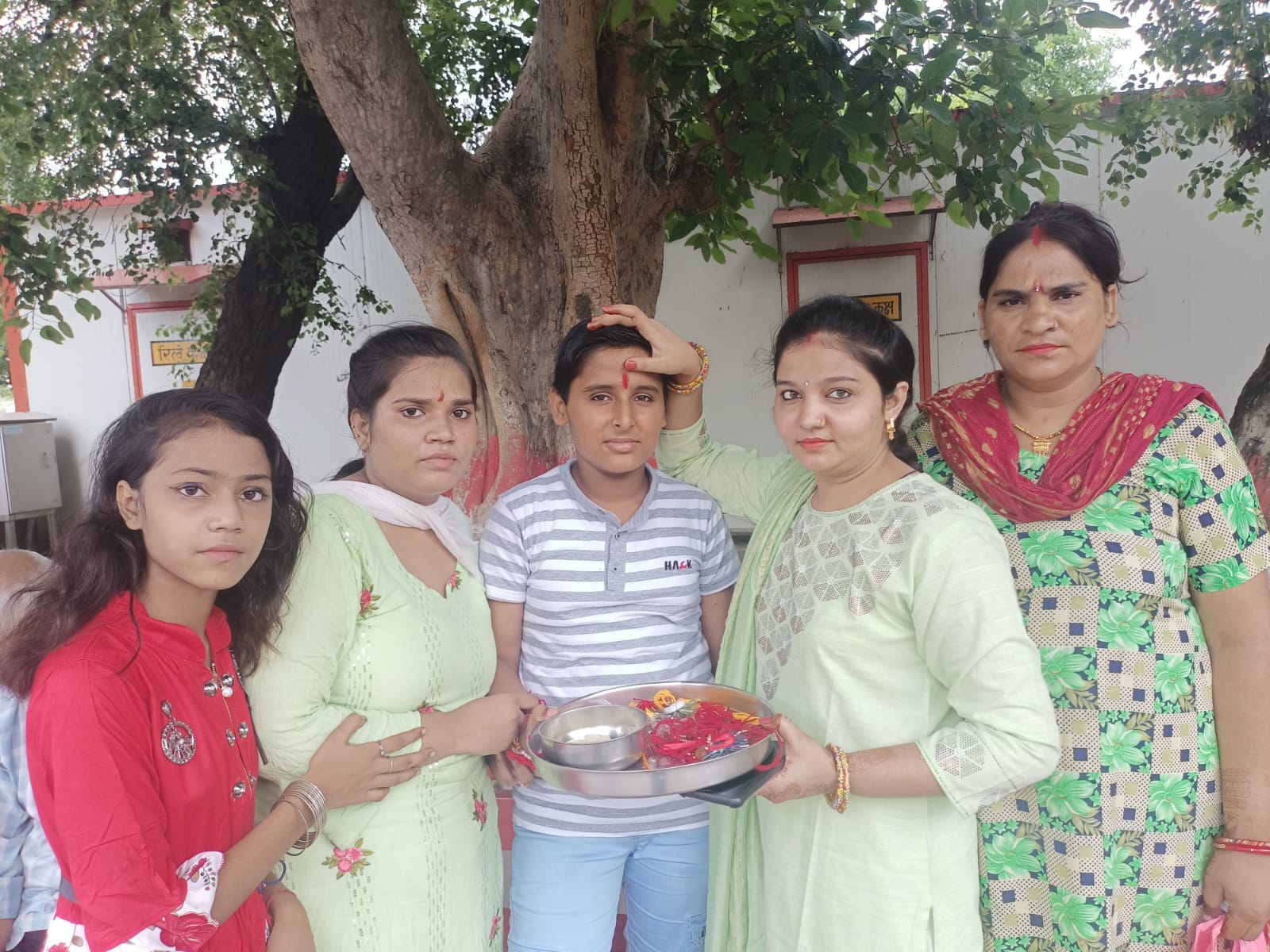 शहर के दयानंदनगर में भाई को राखी बांधती बहन। संवाद शहर के दयानंदनगर में भाई को राखी बांधती बहन। संवाद