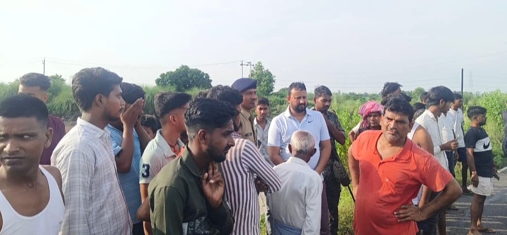 दुर्घटनाग्रस्त अल्टो कार, दुर्घटनाग्रस्त कार को देखते लोग व मौके पर जमा लोग दुर्घटनाग्रस्त अल्टो कार, दुर्घटनाग्रस्त कार को देखते लोग व मौके पर जमा लोग