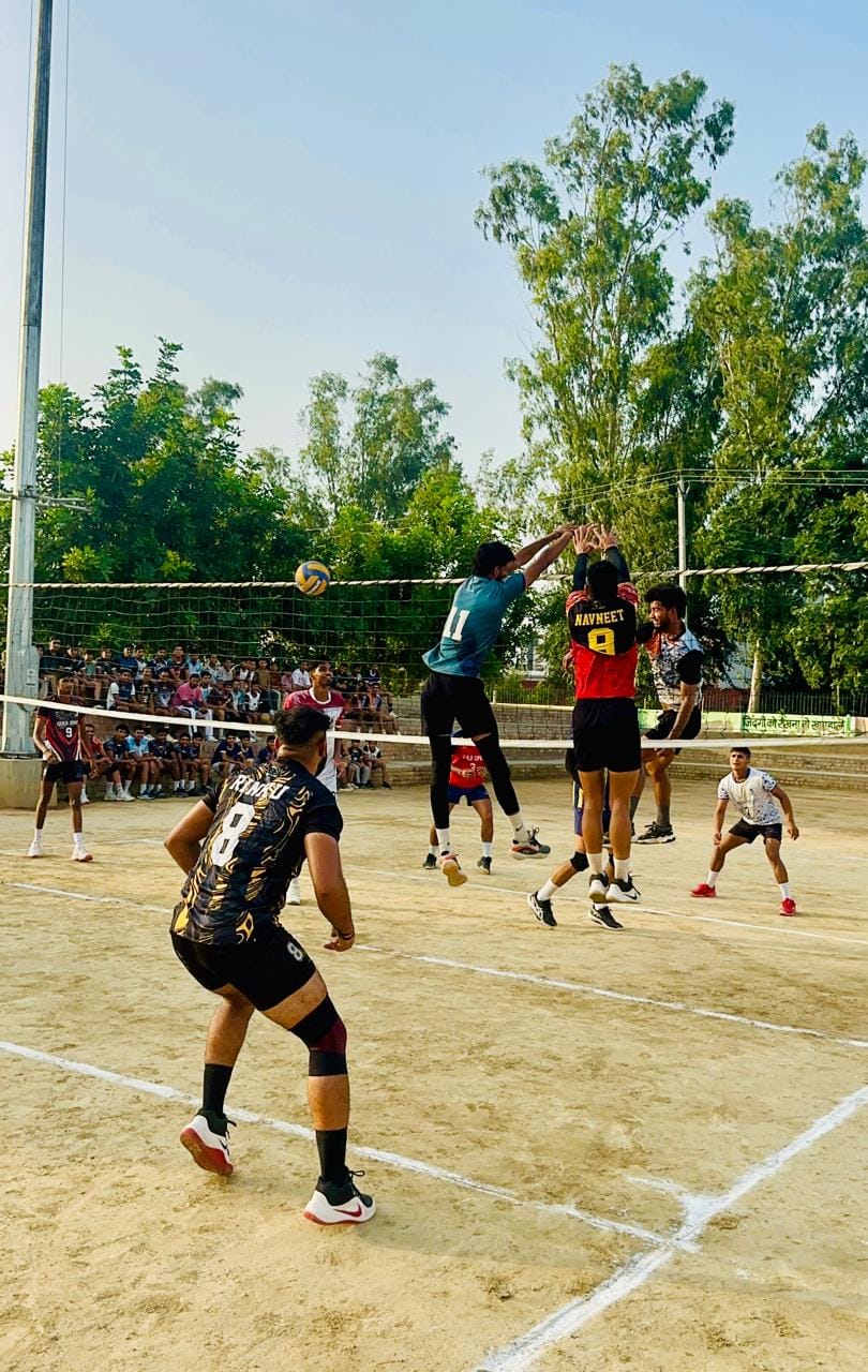 वॉलीबॉल मैच शुरू होने से पहले खिलाड़ी व मुख्यातिथि। कोच वॉलीबॉल मैच शुरू होने से पहले खिलाड़ी व मुख्यातिथि। कोच