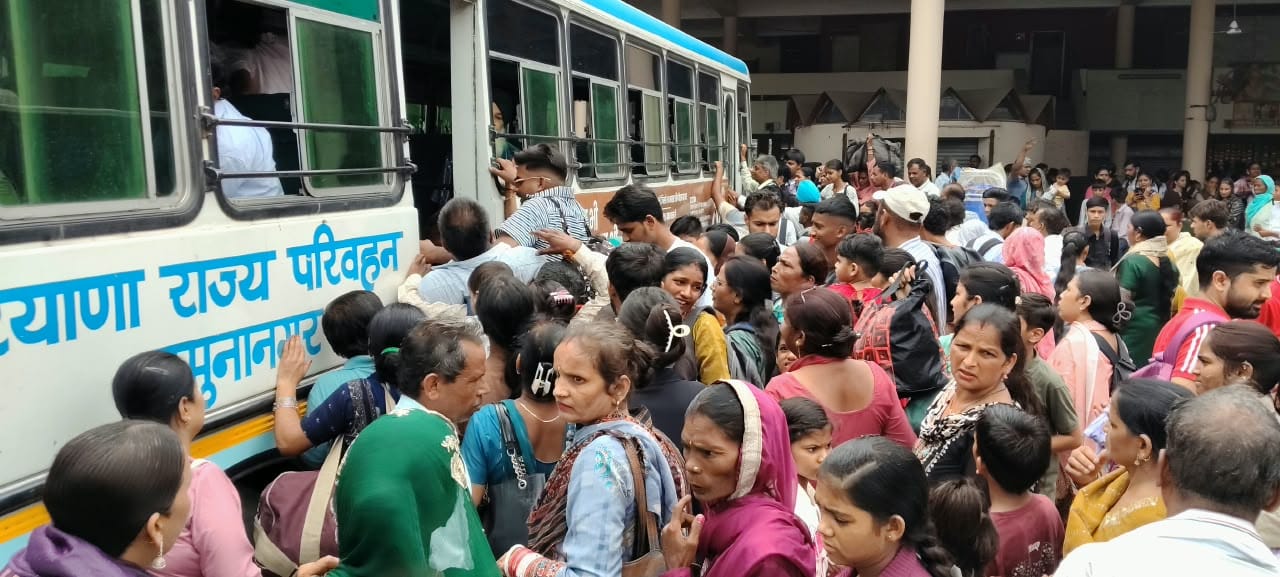 यमुनानगर अड्डे पर बस में चढ़ने के बाद अभिभावक खिड़कियों से बच्चों को खींचकर अंदर बिठाते दिखे। स यमुनानगर अड्डे पर बस में चढ़ने के बाद अभिभावक खिड़कियों से बच्चों को खींचकर अंदर बिठाते दिखे। स
