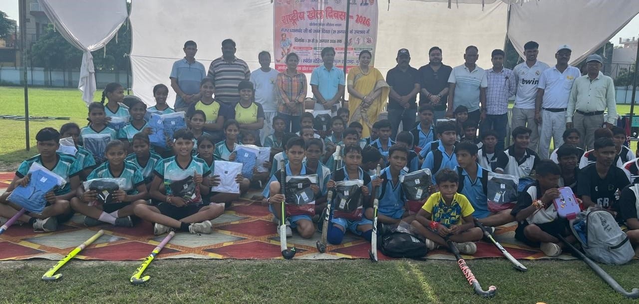यमुनापुरम स्टेडियम में हॉकी प्रतियोगिता में भाग लेते खिलाड़ी। संवाद यमुनापुरम स्टेडियम में हॉकी प्रतियोगिता में भाग लेते खिलाड़ी। संवाद