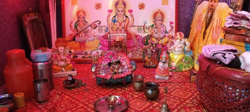 30 ढांड 02 घर के अंदर लड्डू गोपाल के लिए सजाया हुआ मंदिर। 30 ढांड 02 घर के अंदर लड्डू गोपाल के लिए सजाया हुआ मंदिर।