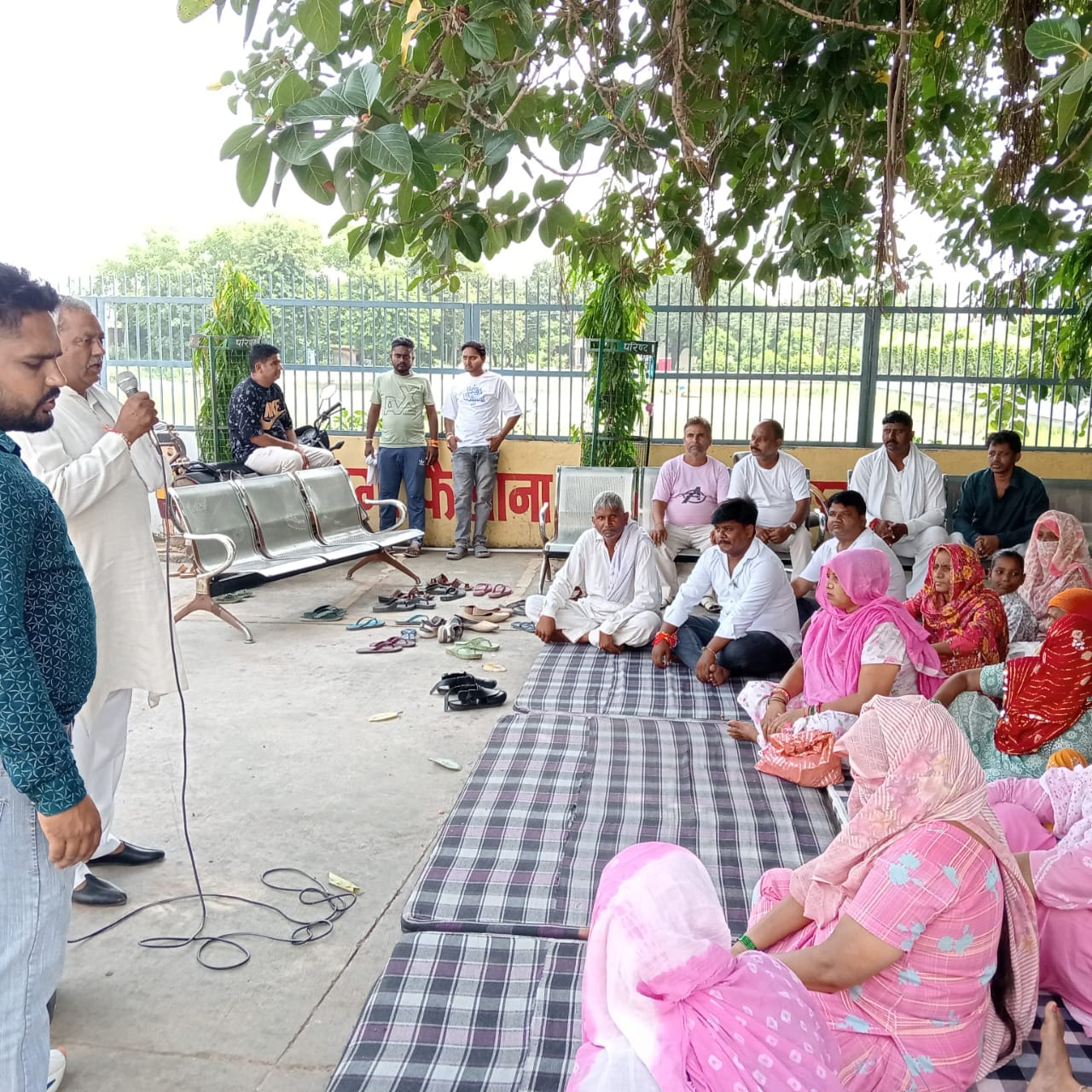 30jjrp07- बीकानेर चौक पर घर-घर कूड़ा उठान वाली गाड़ी कूडे़ को वापस डालते हुए।