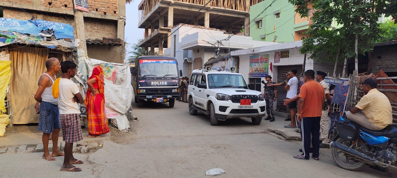 52ल लोगो के बाउंड्री तोड़ने में पुलिस का करवाई