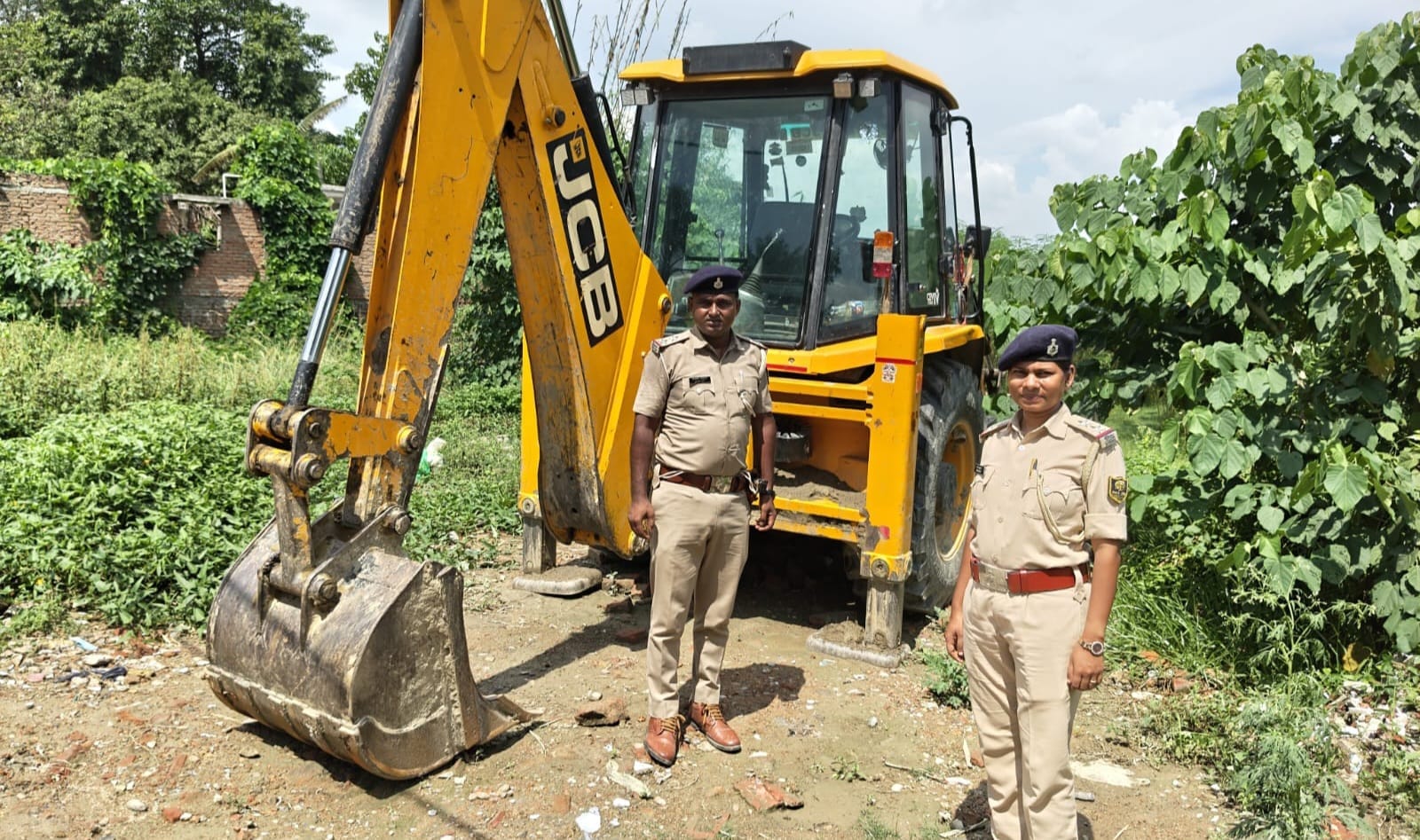 52ल लोगो के बाउंड्री तोड़ने में पुलिस का करवाई