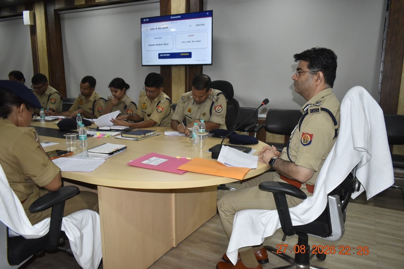 अफसरों के साथ समीक्षा बैठक करते पुलिस आयुक्त। अफसरों के साथ समीक्षा बैठक करते पुलिस आयुक्त।