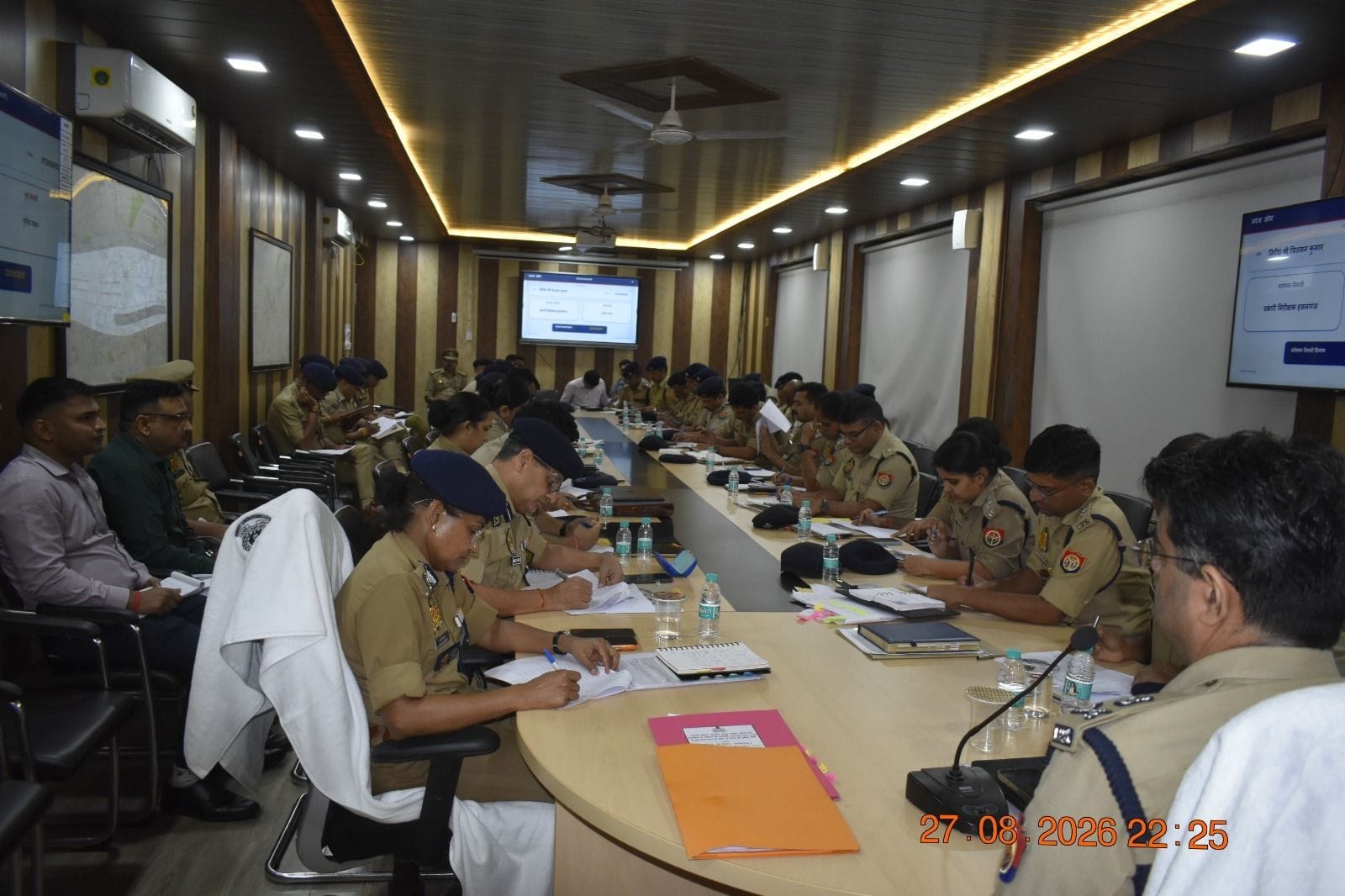 अफसरों के साथ समीक्षा बैठक करते पुलिस आयुक्त। अफसरों के साथ समीक्षा बैठक करते पुलिस आयुक्त।
