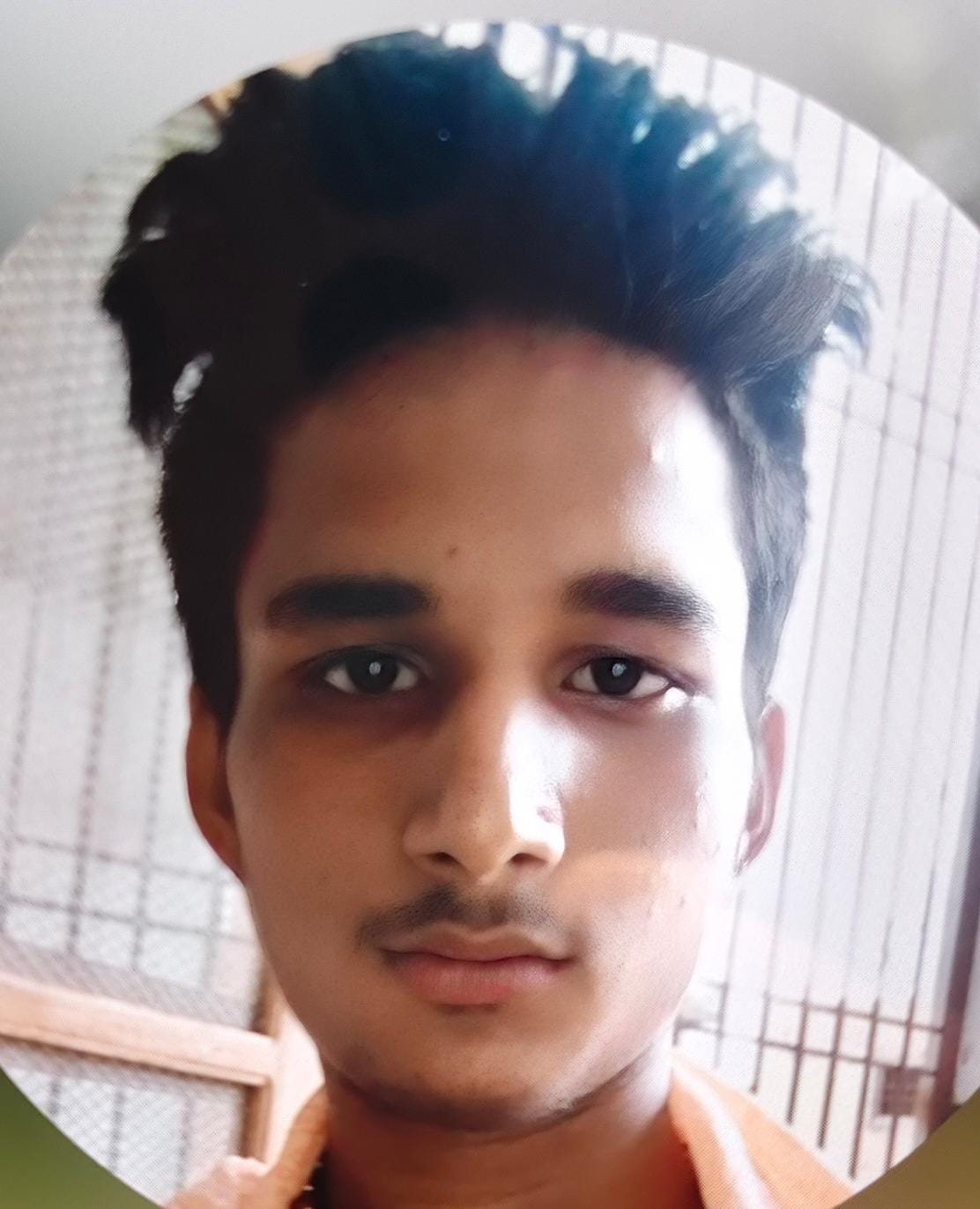 अस्पताल में मौजूद विक्रम के परिजन। संवाद अस्पताल में मौजूद विक्रम के परिजन। संवाद