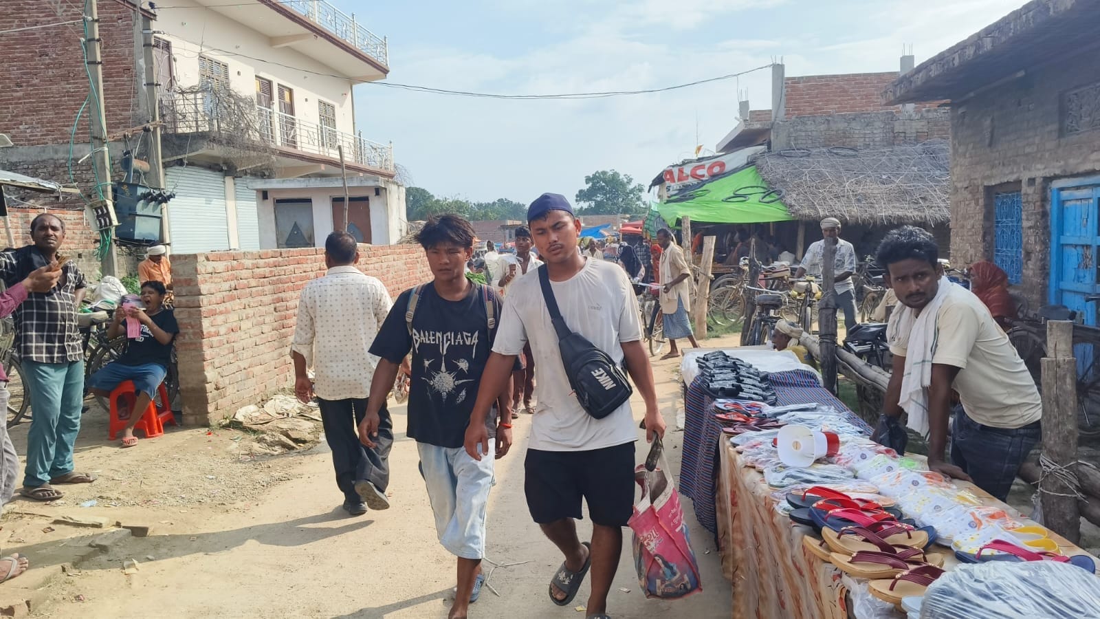 बलरामपुर के लक्ष्मनपुर बाजार से सामान लेकर जाते नेपाली नागरिक बलरामपुर के लक्ष्मनपुर बाजार से सामान लेकर जाते नेपाली नागरिक