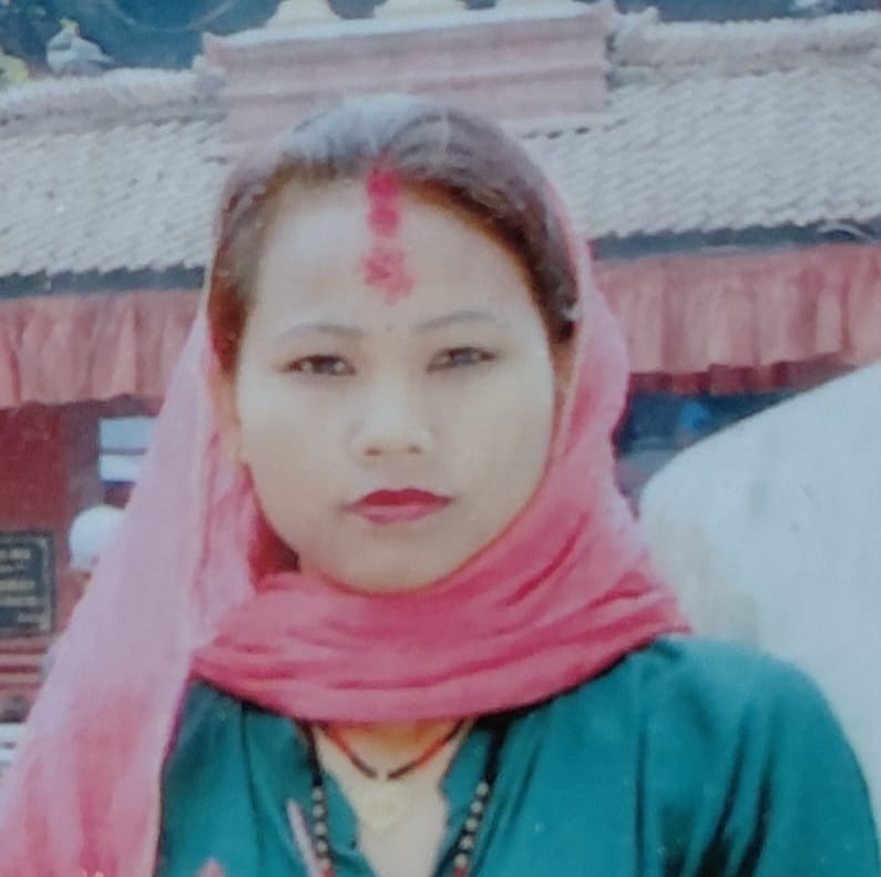बलरामपुर के नेवलगढ़ में मृतका के घर जुटी लोगों की भीड़ बलरामपुर के नेवलगढ़ में मृतका के घर जुटी लोगों की भीड़