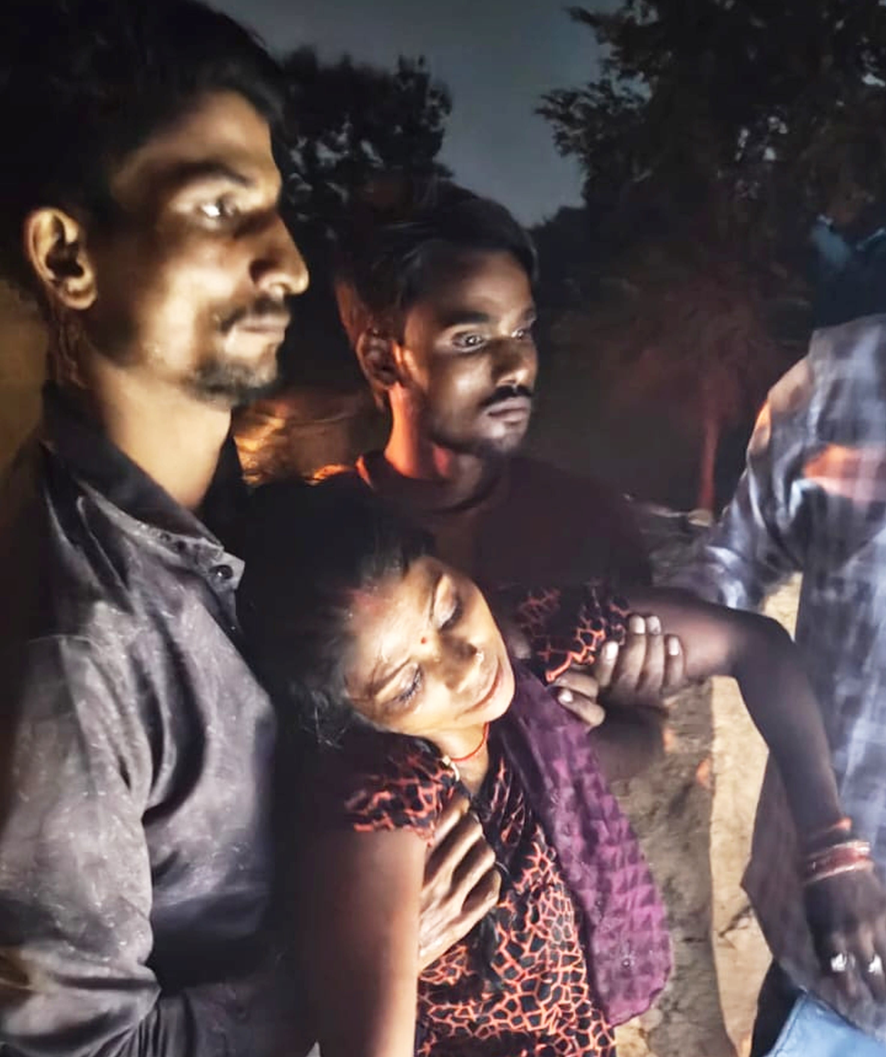 बलरामपुर के शुक्लागंज बाजार के पास निर्माणाधीन पुल पर जुटी लोगाें की भीड़ । बलरामपुर के शुक्लागंज बाजार के पास निर्माणाधीन पुल पर जुटी लोगाें की भीड़ ।