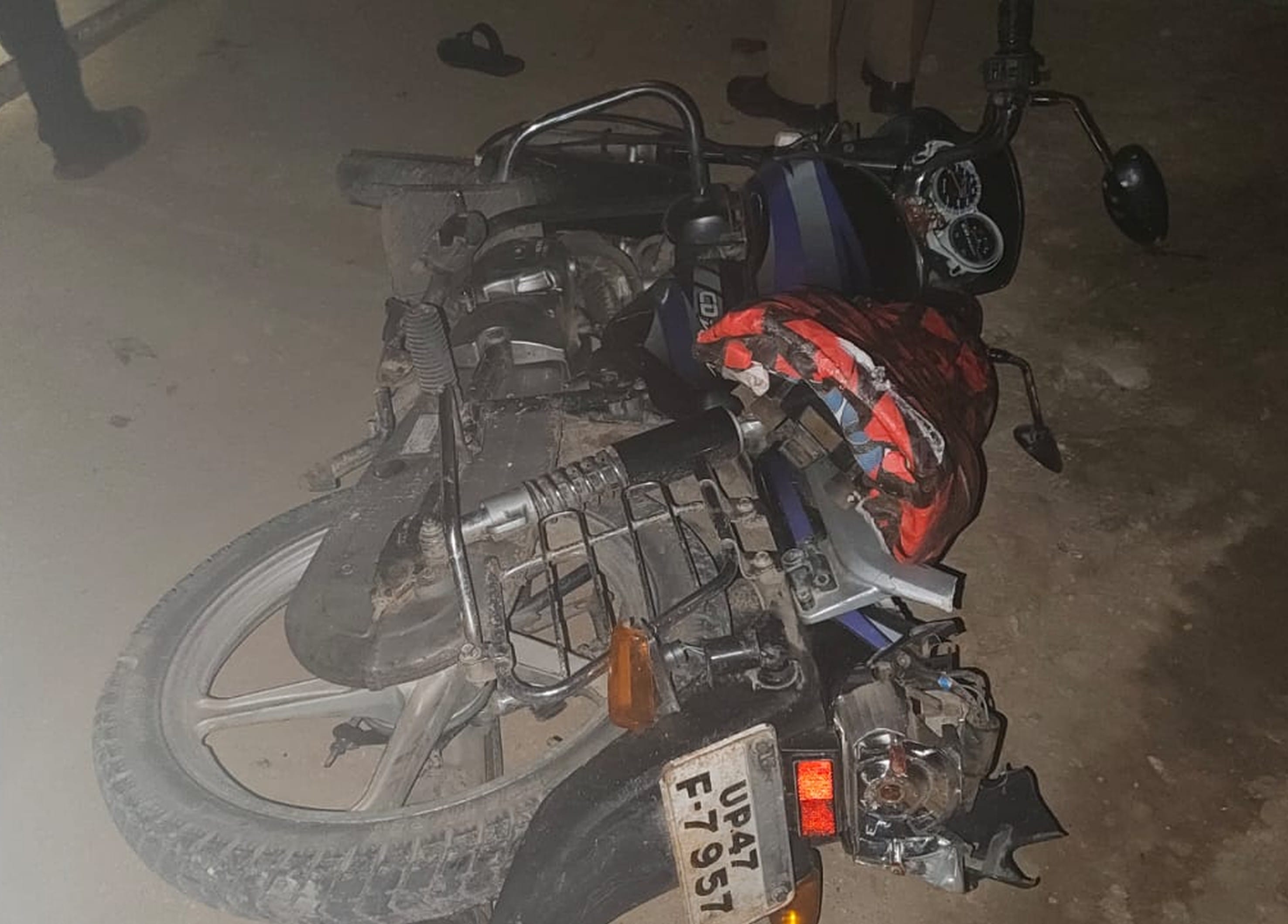 बलरामपुर के शुक्लागंज बाजार के पास निर्माणाधीन पुल पर जुटी लोगाें की भीड़ । बलरामपुर के शुक्लागंज बाजार के पास निर्माणाधीन पुल पर जुटी लोगाें की भीड़ ।