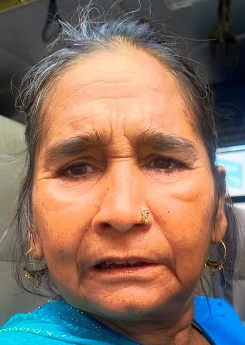 बस यात्री, नन्ही देवी। बस यात्री, नन्ही देवी।