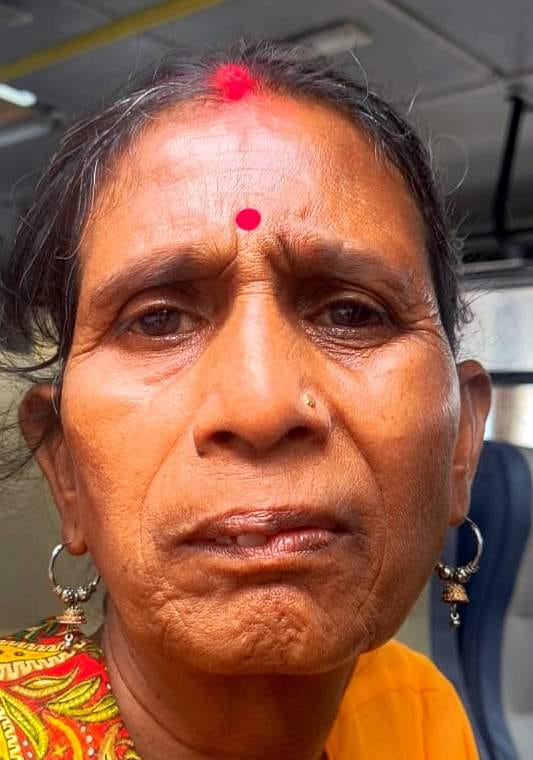 बस यात्री, नन्ही देवी। बस यात्री, नन्ही देवी।