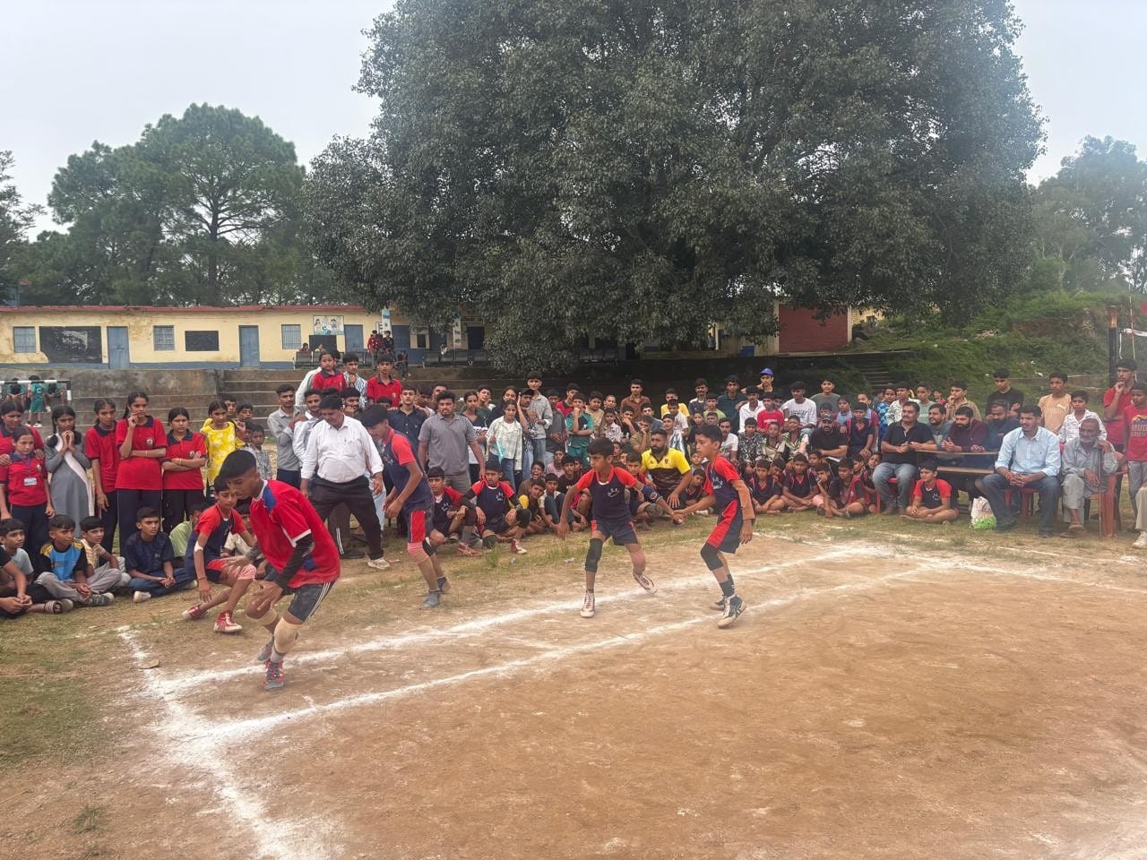 बंदला स्कूल में चल रही खेलकूद प्रतियोगिता में कबड्डी में दमखम दिखाते हुए खिलाड़ी। बंदला स्कूल में चल रही खेलकूद प्रतियोगिता में कबड्डी में दमखम दिखाते हुए खिलाड़ी।