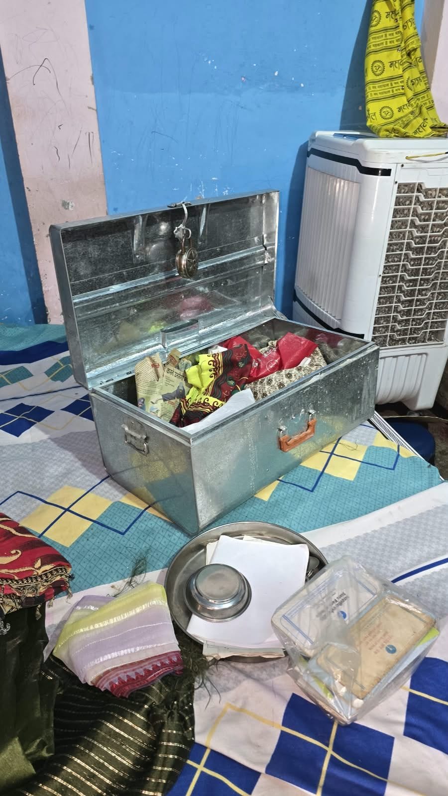 चोरों ने अलमारी और बक्से का ताला तोड़कर खंगाला। चोरों ने अलमारी और बक्से का ताला तोड़कर खंगाला।
