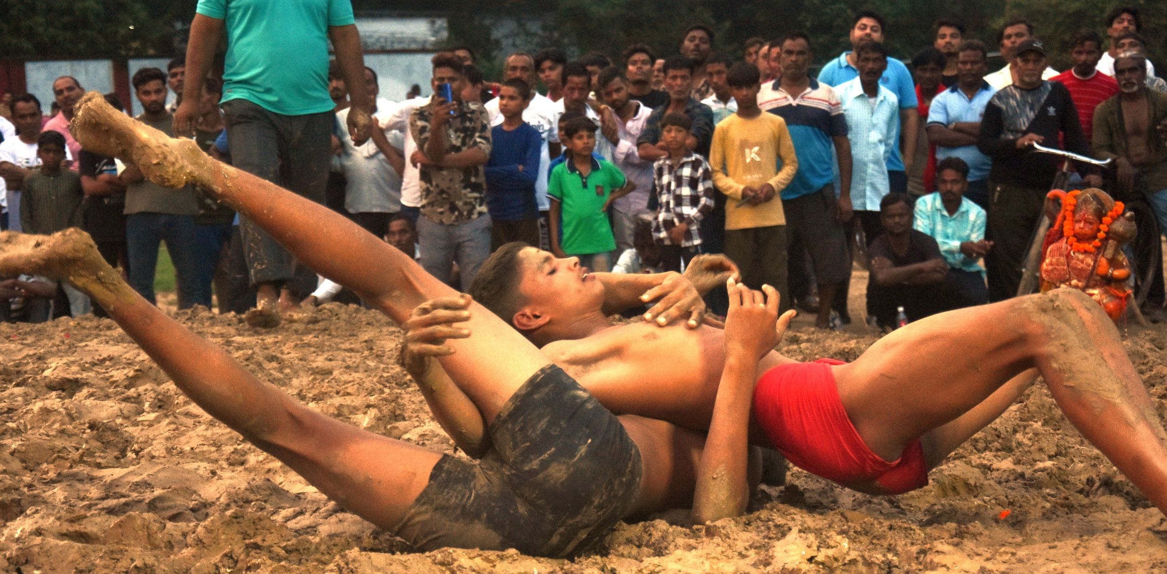 छावनी स्थित हरिश्चंद्र इंटर कॉलेज में आयोजित इनामी दंगल में प्रतिद्वंद्वी को पटकनी देते पहलवान। छावनी स्थित हरिश्चंद्र इंटर कॉलेज में आयोजित इनामी दंगल में प्रतिद्वंद्वी को पटकनी देते पहलवान।