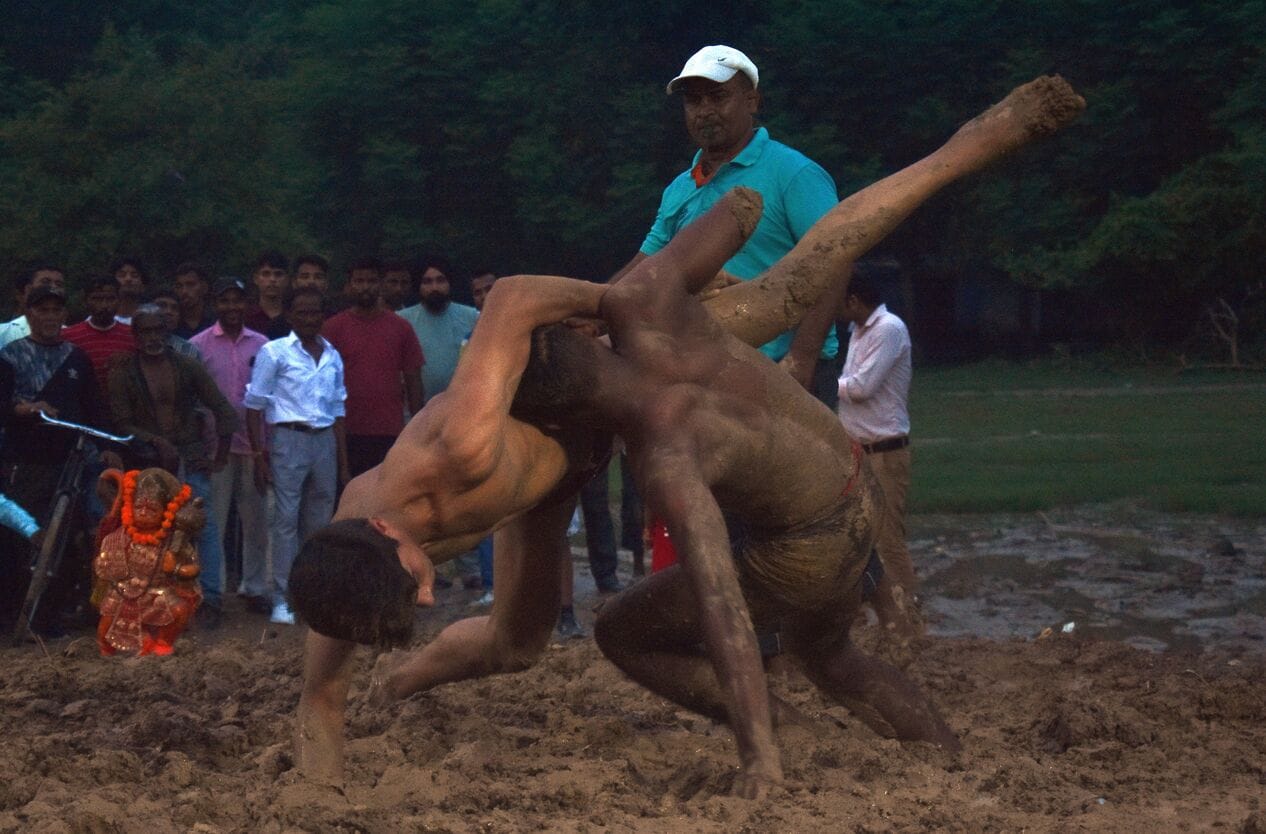 छावनी स्थित हरिश्चंद्र इंटर कॉलेज में आयोजित इनामी दंगल में प्रतिद्वंद्वी को पटकनी देते पहलवान। छावनी स्थित हरिश्चंद्र इंटर कॉलेज में आयोजित इनामी दंगल में प्रतिद्वंद्वी को पटकनी देते पहलवान।