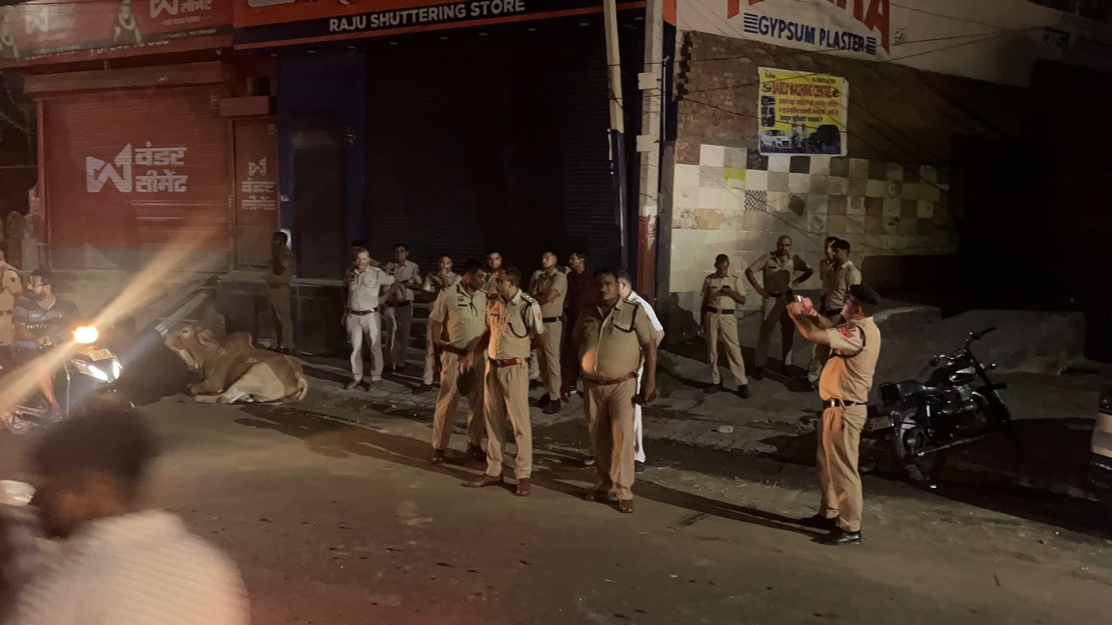 ढांड रोड पर ट्राली में कचरा भरती जेसीबी। सोशल मीडिया ढांड रोड पर ट्राली में कचरा भरती जेसीबी। सोशल मीडिया