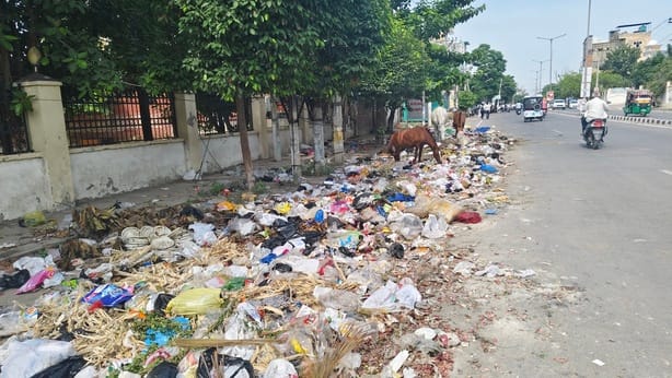 ढांड रोड पर ट्राली में कचरा भरती जेसीबी। सोशल मीडिया ढांड रोड पर ट्राली में कचरा भरती जेसीबी। सोशल मीडिया