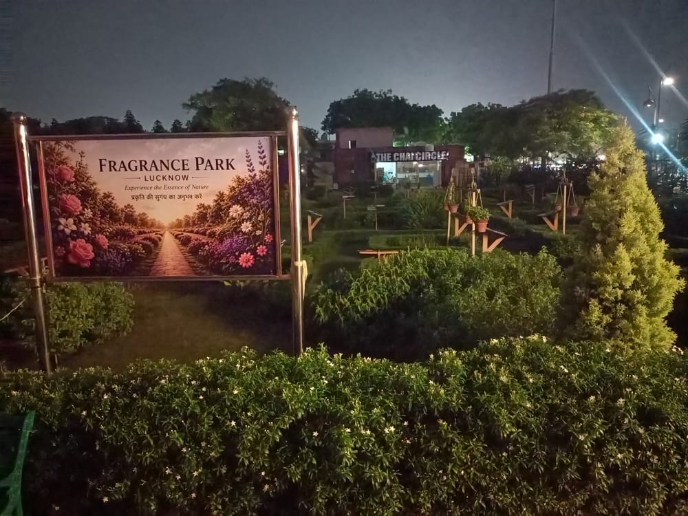 फ्रेगरेंस पार्क और इसका लोकार्पण करते रक्षा मंत्री राजनाथ सिंह।