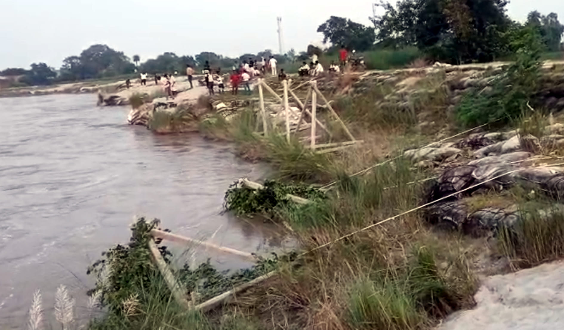 फोटो 19- बरौना में तटबंध पर कटान करती गंगा की धारा। स्रोत संवाद