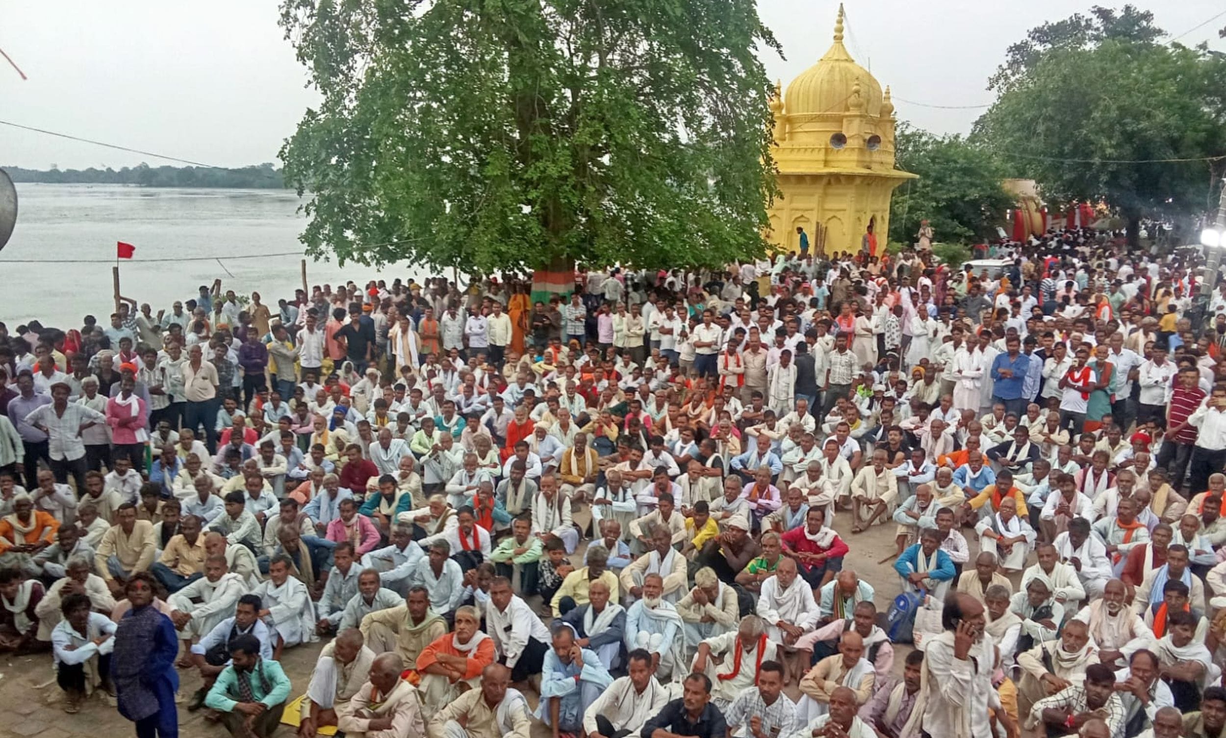 फोटो 29 एमएएचपी 23 परिचय-कीरत सागर तट स्थित आल्हा मंच पर आल्हा गायन की प्रस्तुति देते गायक। सं फोटो 29 एमएएचपी 23 परिचय-कीरत सागर तट स्थित आल्हा मंच पर आल्हा गायन की प्रस्तुति देते गायक। सं