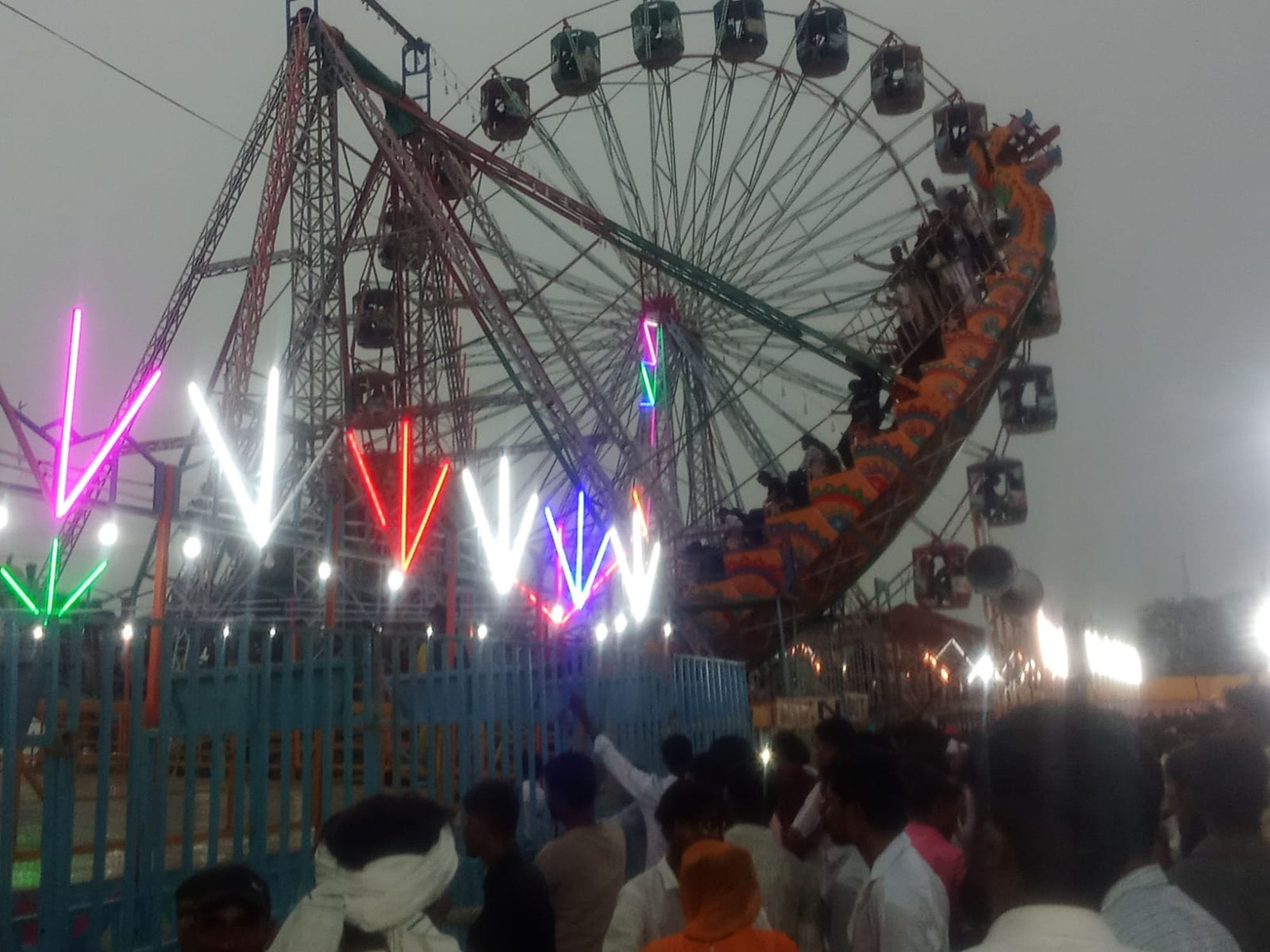 फोटो 29 एमएएचपी 23 परिचय-कीरत सागर तट स्थित आल्हा मंच पर आल्हा गायन की प्रस्तुति देते गायक। सं फोटो 29 एमएएचपी 23 परिचय-कीरत सागर तट स्थित आल्हा मंच पर आल्हा गायन की प्रस्तुति देते गायक। सं