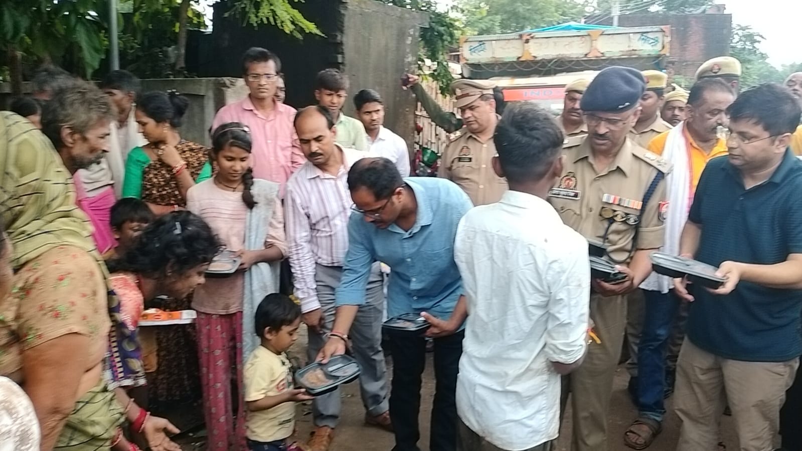 फोटो 30 सीकेटीपी 05 मंदाकिनी में पलटा पड़ा हनुमान धारा वाला पुल। संवाद फोटो 30 सीकेटीपी 05 मंदाकिनी में पलटा पड़ा हनुमान धारा वाला पुल। संवाद