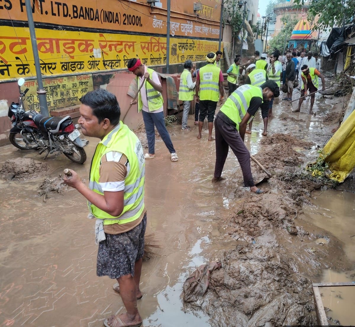 फोटो 30 सीकेटीपी 05 मंदाकिनी में पलटा पड़ा हनुमान धारा वाला पुल। संवाद फोटो 30 सीकेटीपी 05 मंदाकिनी में पलटा पड़ा हनुमान धारा वाला पुल। संवाद