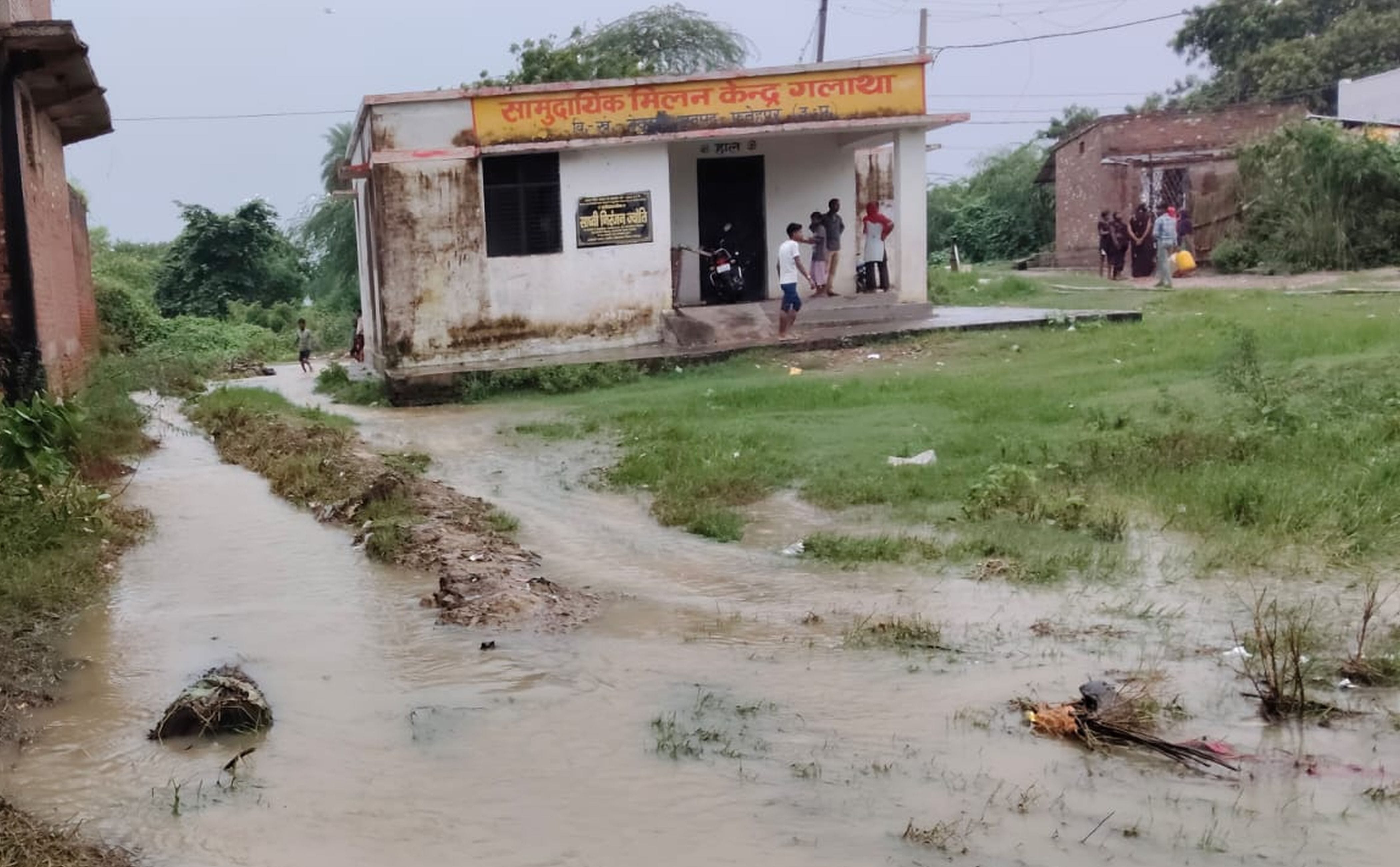 फोटो-40-औंग क्षेत्र के गलाथा समुदायिक मिलन केंद्र के सामने पहुंचा गंगा का पानी। संवाद फोटो-40-औंग क्षेत्र के गलाथा समुदायिक मिलन केंद्र के सामने पहुंचा गंगा का पानी। संवाद