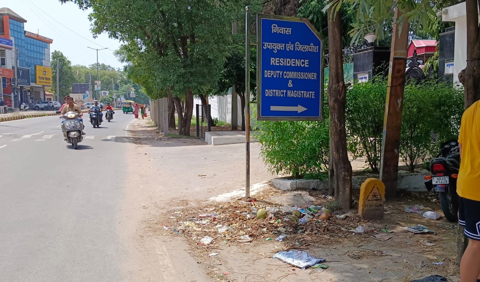 फोटो नंबर-17मोहल्ला खड़खड़ी स्थित विधायक कार्यालय के बाहर साफ सड़क। संवाद फोटो नंबर-17मोहल्ला खड़खड़ी स्थित विधायक कार्यालय के बाहर साफ सड़क। संवाद