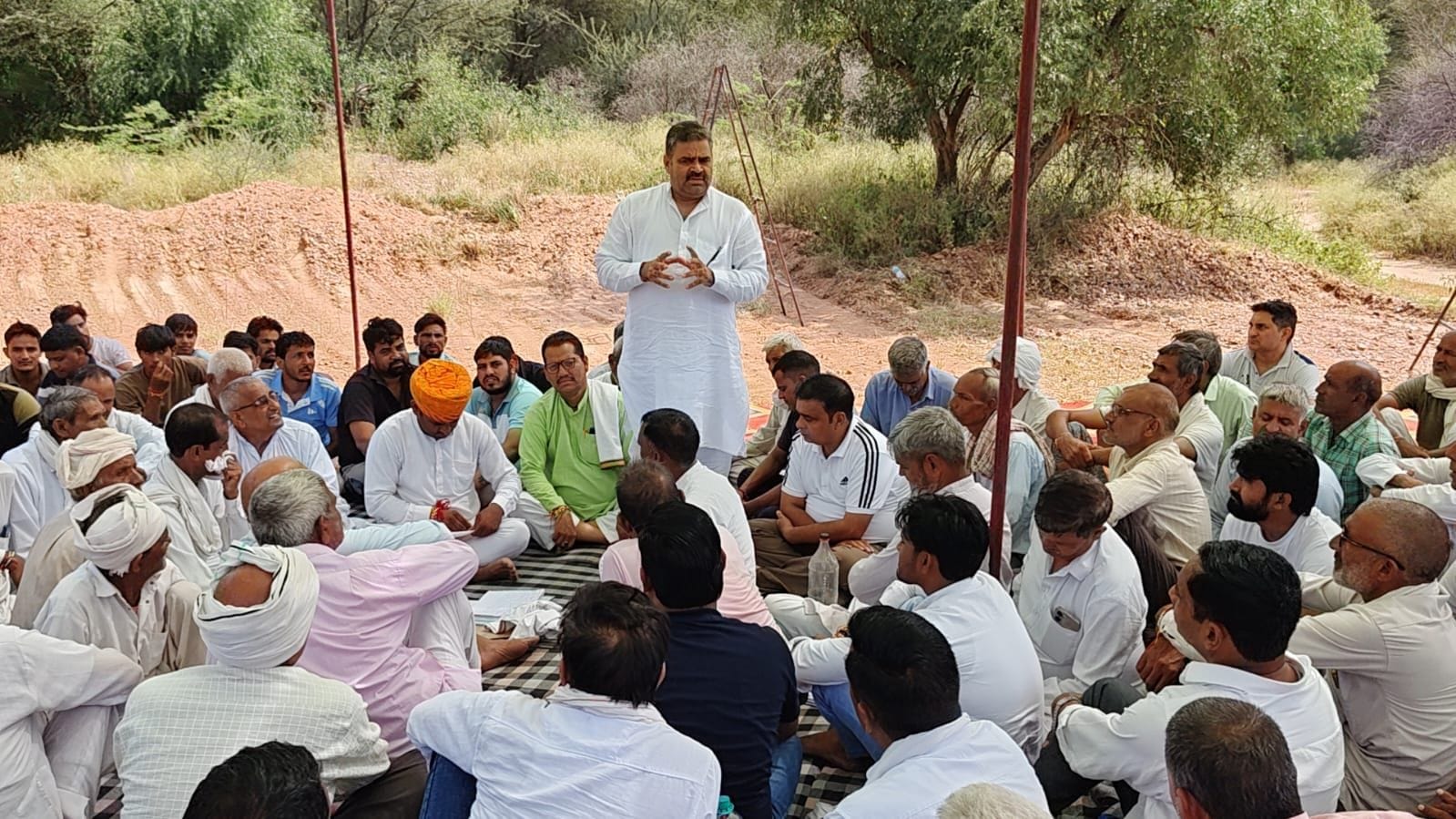 फोटो संख्या:73- गांव पाली बस अड्डे पर विधायक कंवर सिंह यादव का विरोध जताने के बाद विधायक से बात