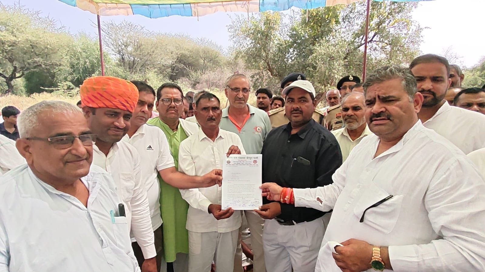फोटो संख्या:73- गांव पाली बस अड्डे पर विधायक कंवर सिंह यादव का विरोध जताने के बाद विधायक से बात