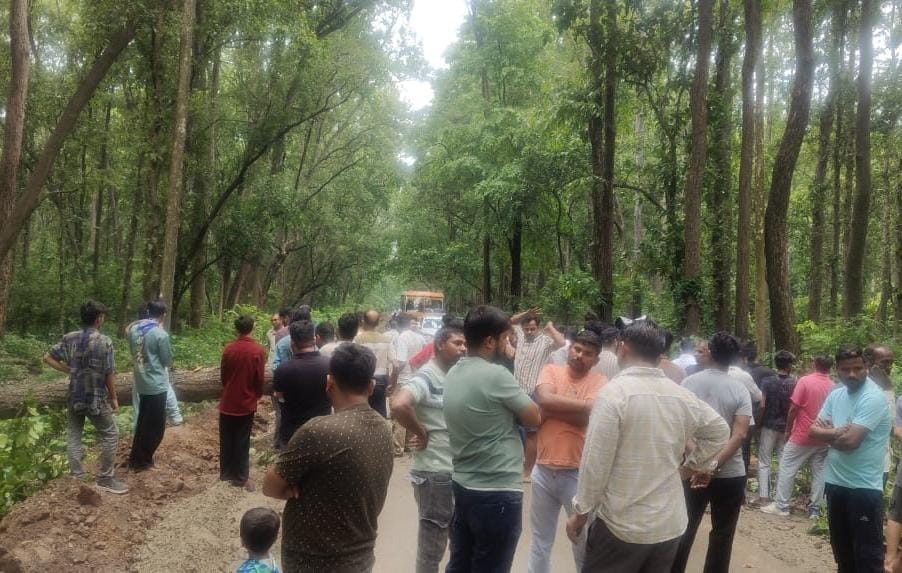 गोला के मिल डायवर्जन मार्ग पर जल भराव से निकलती महिलाएं। संवाद