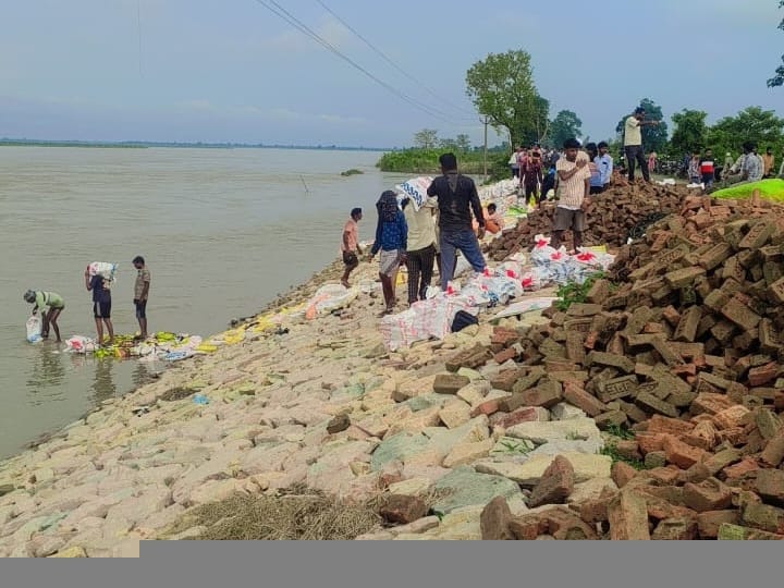 गांव नयापिंड में घुसा मोहाना नदी का पानी। संवाद गांव नयापिंड में घुसा मोहाना नदी का पानी। संवाद