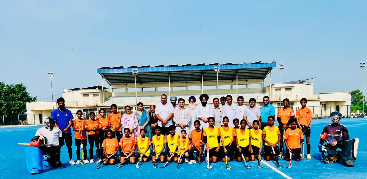 हाबड़ी हॉकी स्टेडियम में मैच के दौरान भिड़ते खिलाड़ी। विज्ञप्ति हाबड़ी हॉकी स्टेडियम में मैच के दौरान भिड़ते खिलाड़ी। विज्ञप्ति