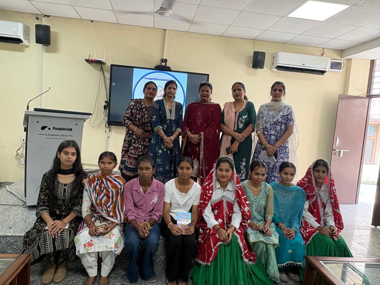हिंदू गर्ल्स कॉलेज में सांस्कृतिक कार्यक्रम की प्रस्तुति देती छात्राएं। संस्थान हिंदू गर्ल्स कॉलेज में सांस्कृतिक कार्यक्रम की प्रस्तुति देती छात्राएं। संस्थान
