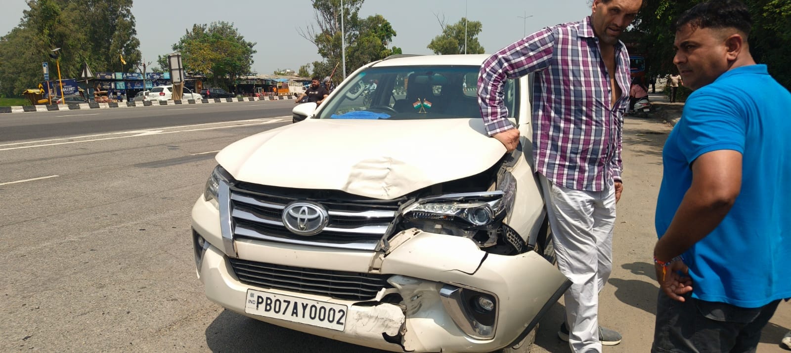 हादसे के बाद जीटी रोड पर खड़े दग्रेट खली। सोशल मीडिया हादसे के बाद जीटी रोड पर खड़े दग्रेट खली। सोशल मीडिया