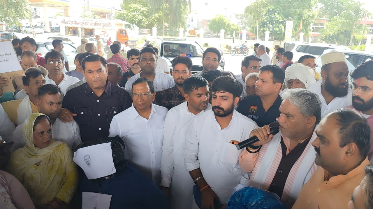जिला सचिवालय के बाहर पुतला फूंकते पंचायत मंत्री कृष्णलाल पंवार और अन्य। संवाद जिला सचिवालय के बाहर पुतला फूंकते पंचायत मंत्री कृष्णलाल पंवार और अन्य। संवाद