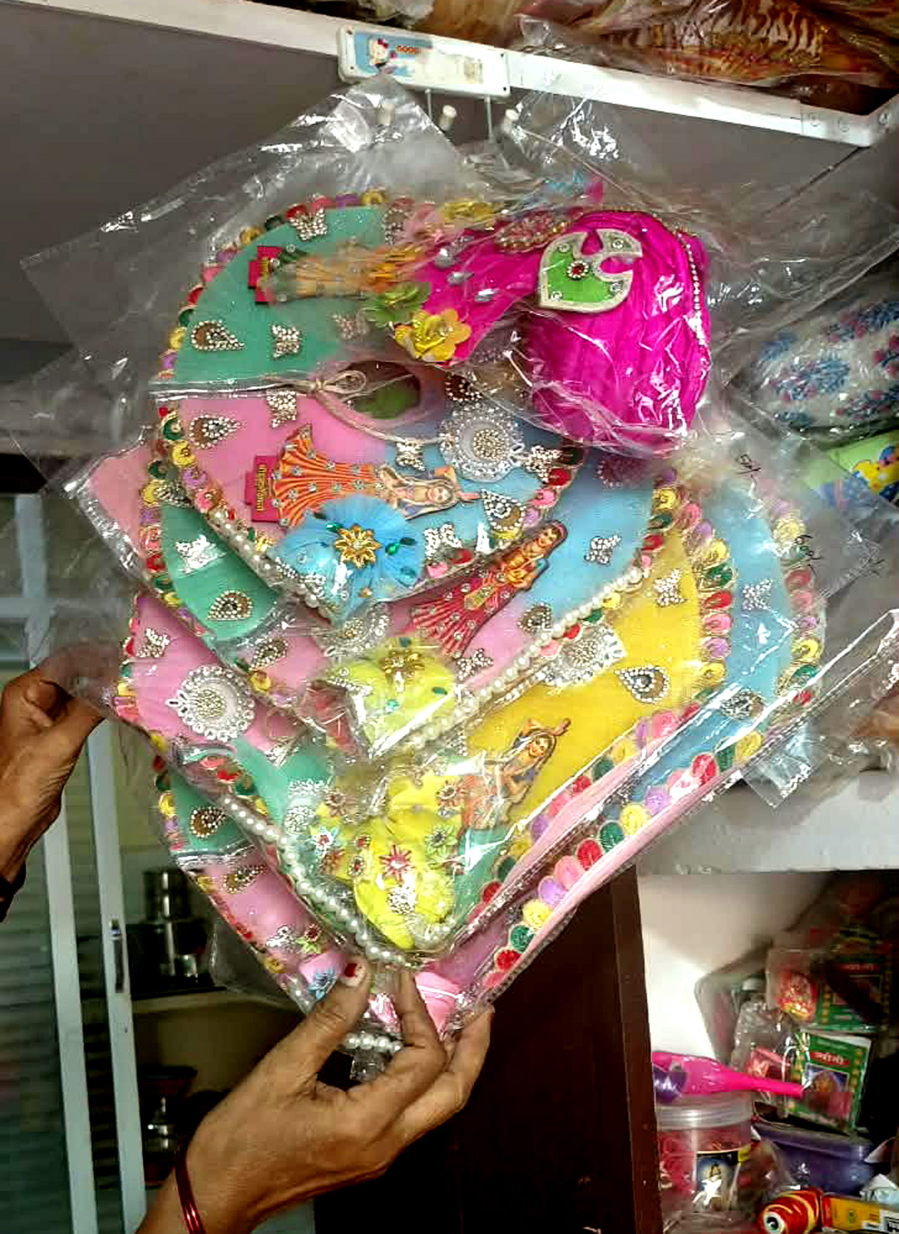 जन्माष्टमी के अवसर पर बाजारों में उपलब्ध ठाकुर जी की पोशाकें। संवाद जन्माष्टमी के अवसर पर बाजारों में उपलब्ध ठाकुर जी की पोशाकें। संवाद
