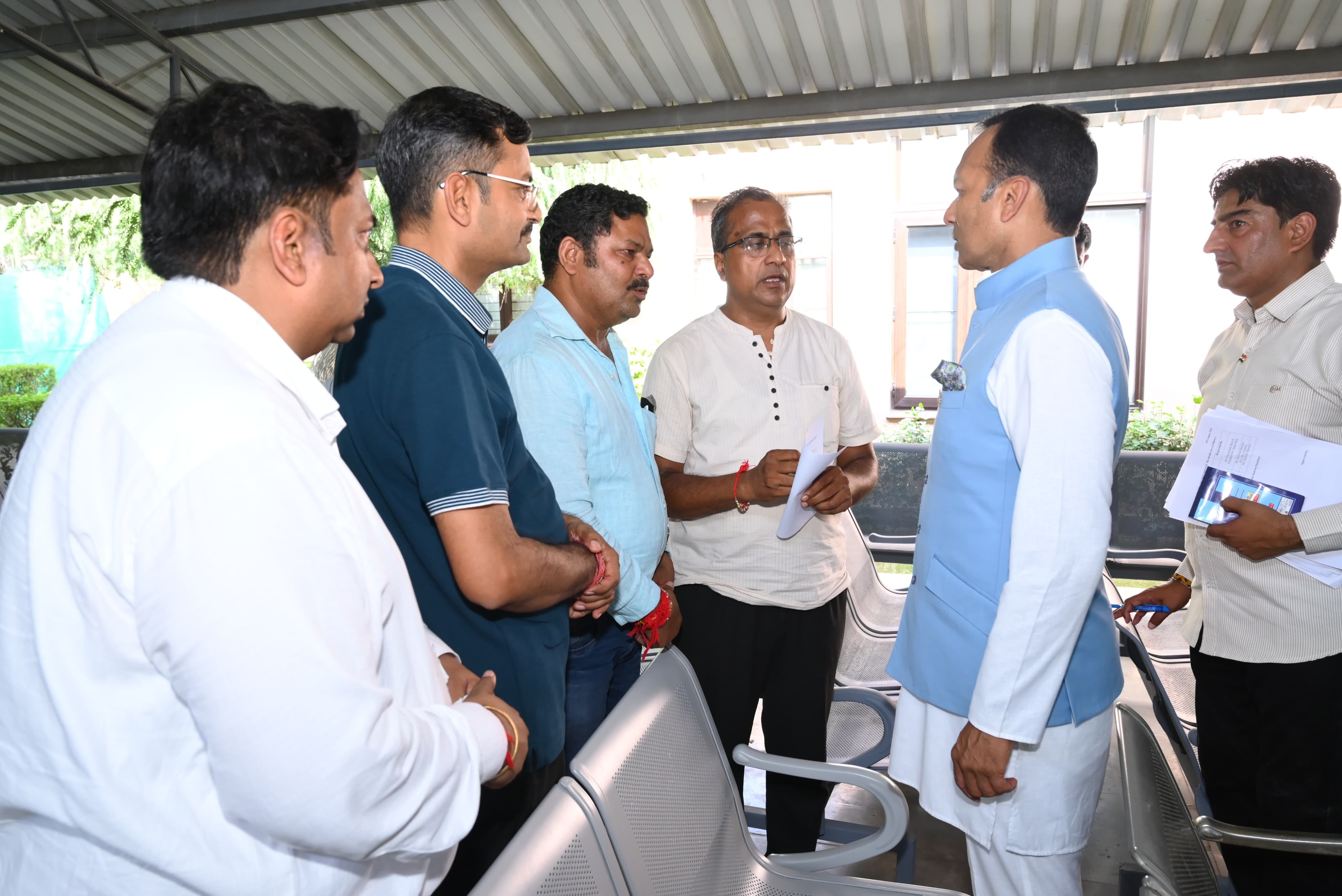 जिन्दल हाउस में कार्यकर्ताओं से बात करते सांसद। विज्ञप्ति जिन्दल हाउस में कार्यकर्ताओं से बात करते सांसद। विज्ञप्ति
