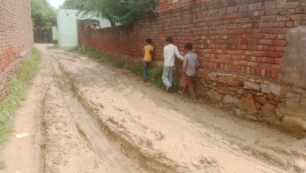 कीचड़युक्त व पानी से भरे रास्तों से बाइक सवार