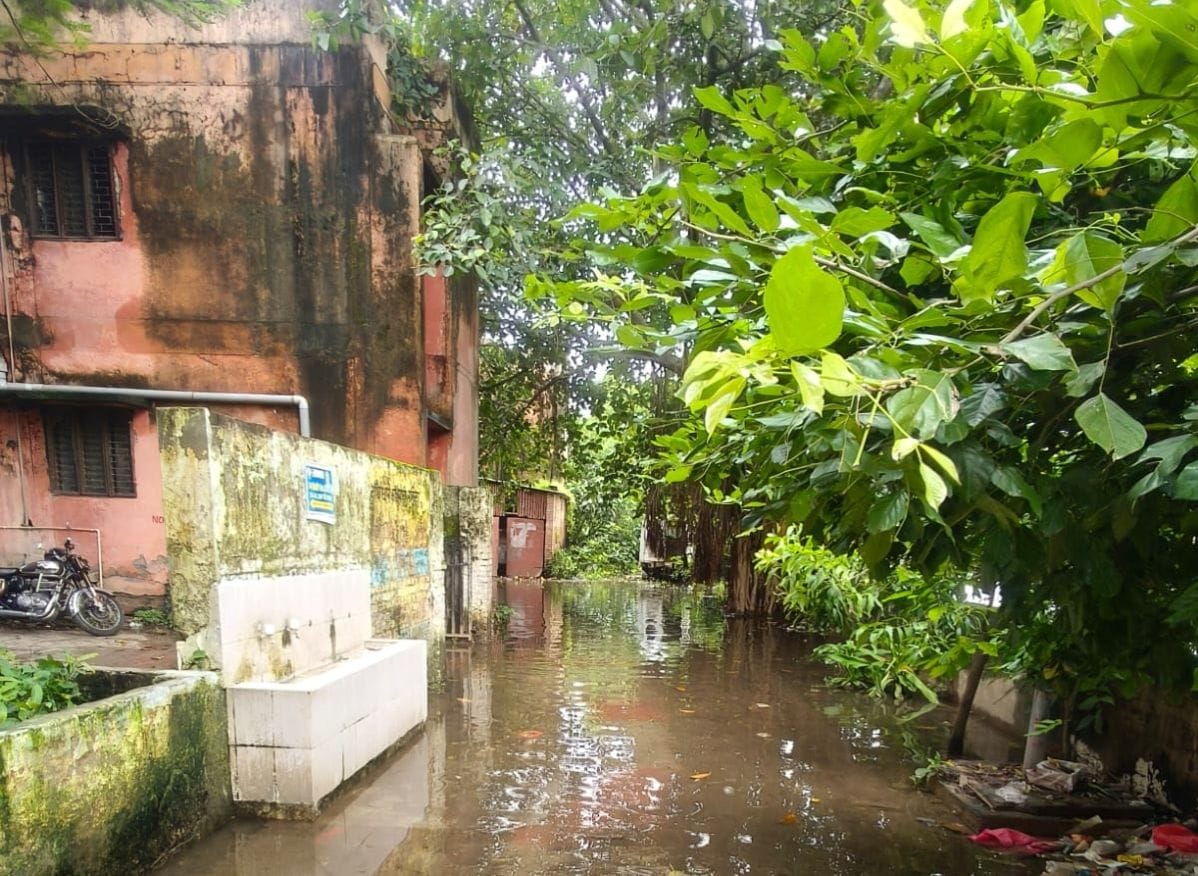 काकोरी सीएचसी में भरा पानी।