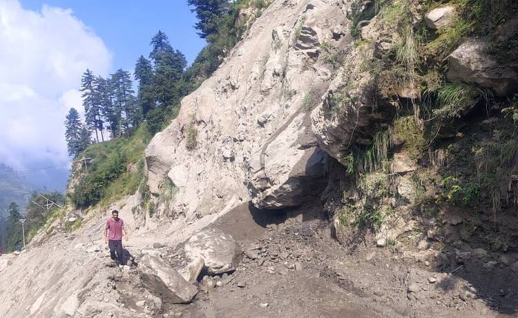 कुल्लू के मणिकर्ण घाटी के घटीगढ में पहाड़ी से गिरे मलबे को हटाने में जुटी जेसीबी।-संवाद कुल्लू के मणिकर्ण घाटी के घटीगढ में पहाड़ी से गिरे मलबे को हटाने में जुटी जेसीबी।-संवाद