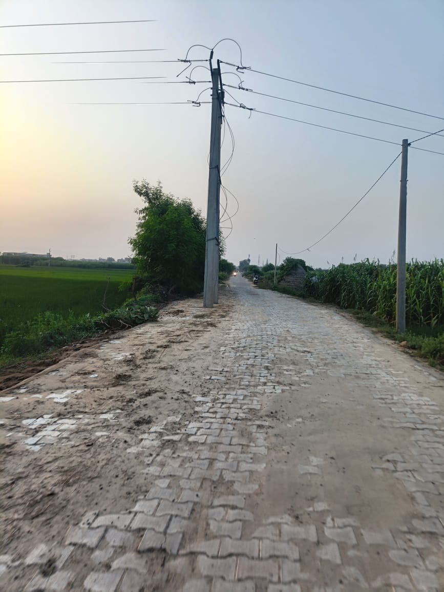 कैलरम से बालू-सारण सड़क पर लगाए गए ब्लाक। संवाद कैलरम से बालू-सारण सड़क पर लगाए गए ब्लाक। संवाद