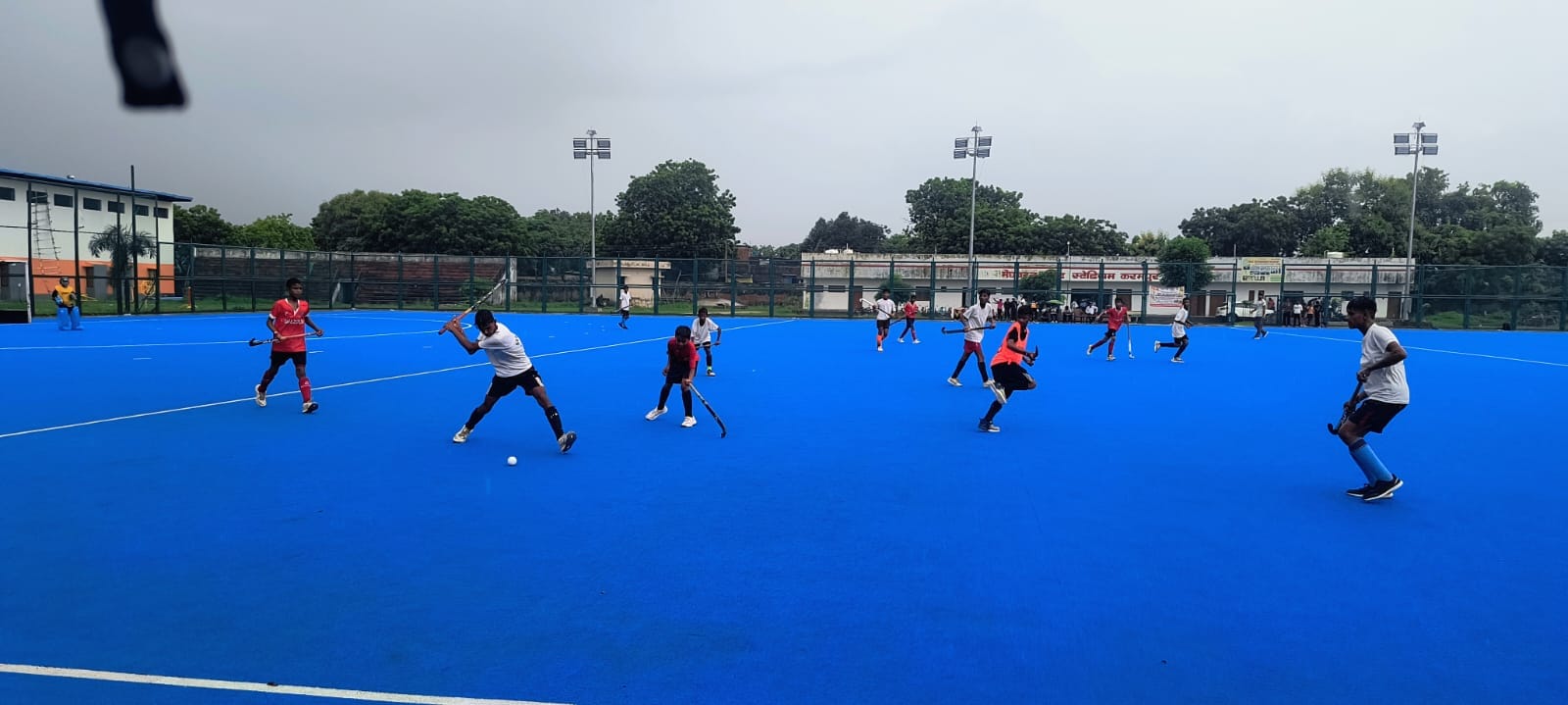 करमपुर के मेघबरन सिंह स्पोर्ट्स स्टेडियम में जिला स्तरीय सब जूनियर बालक हॉकी प्रतियोगिता की विज