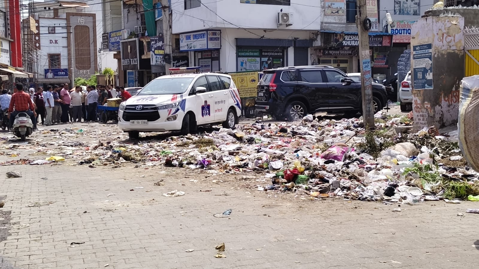 करनाल रोड पर जाट कालेज के सामने कचरे के ढेर। संवाद करनाल रोड पर जाट कालेज के सामने कचरे के ढेर। संवाद