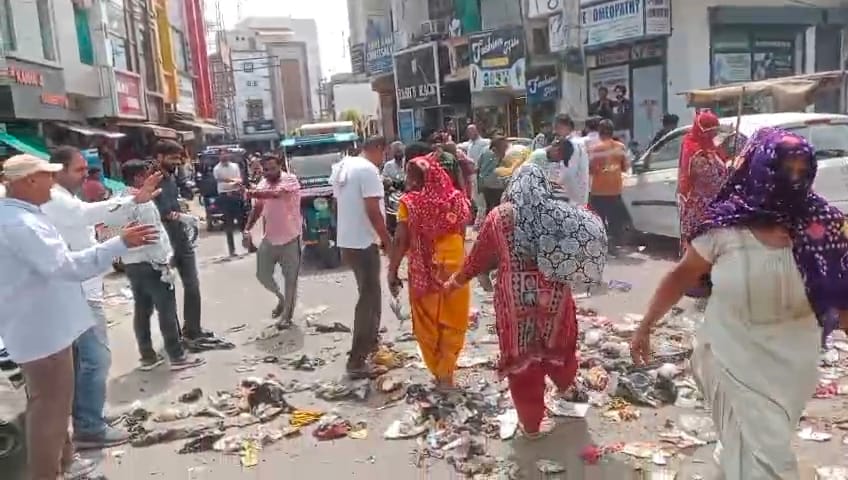 करनाल रोड पर जाट कालेज के सामने कचरे के ढेर। संवाद करनाल रोड पर जाट कालेज के सामने कचरे के ढेर। संवाद